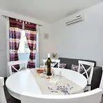 M & M Podstrana