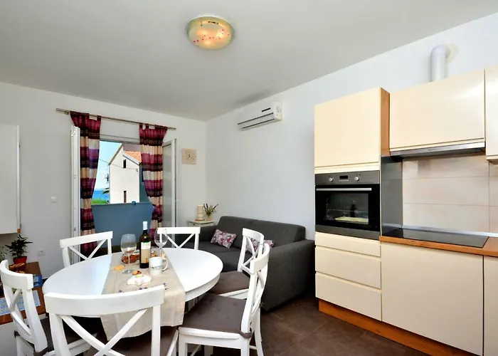 M & M شقة بودْسْتغانا